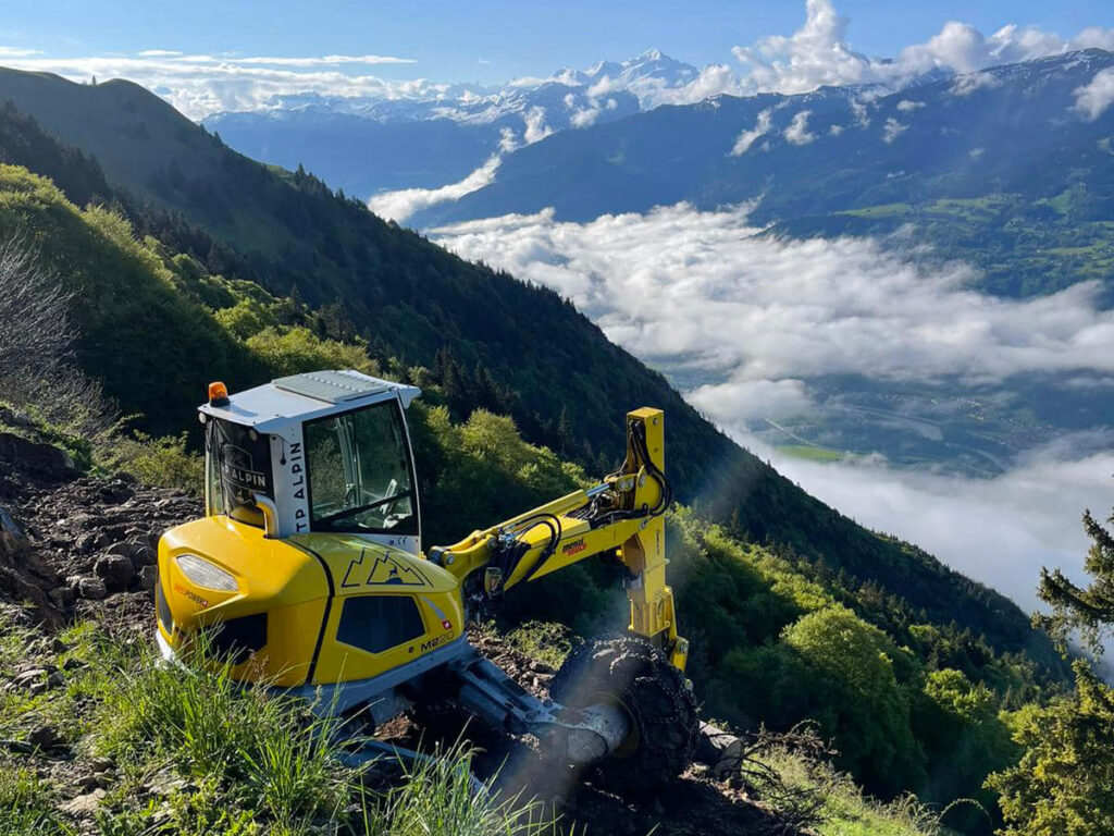Photo d'une pelle de chantier en montagne - TP Alpin Travaux publics & terrassement en Haute-Savoie
