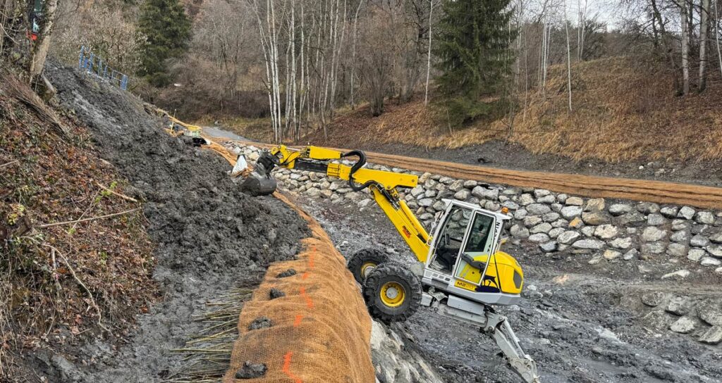 Photo de la pelle araignée de TP Alpin - Travaux publics & terrassement en Haute-Savoie