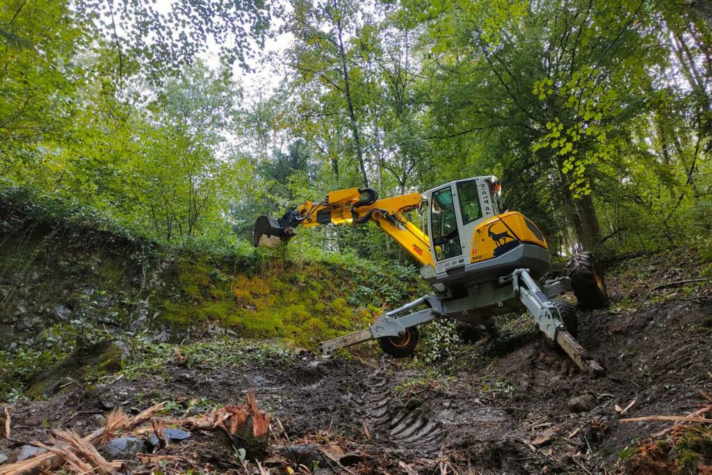 Photo de TP Alpin entrain de réaliser des travaux en accès difficile en Haute-Savoie